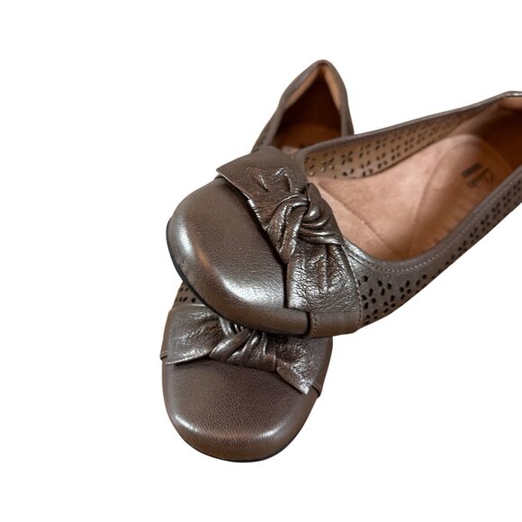 Clarks Size 10 Bronze Perforated Leather Flats Comfortable Bow Detail Shoes - Picture 3 of 12